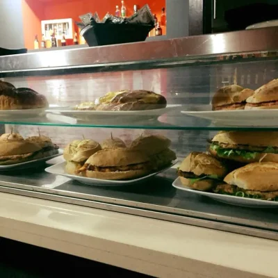 Inicio 53 cafeteria_balssack_expositor_de_pinchos_castrillon
